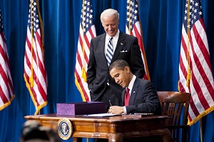 Obama firma la Ley de Recuperación y Reinversión de EE. UU.
