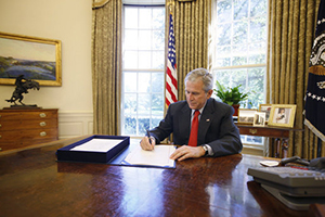 El presidente Bush firma emergencia
