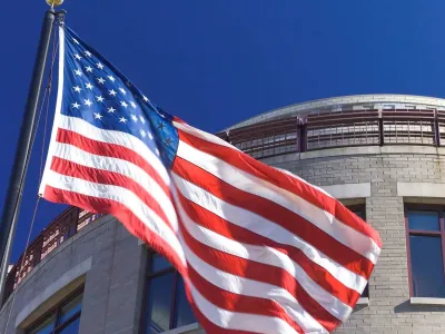 Edificio de la NCUA y bandera de EE. UU. Edificio de la NCUA y bandera de EE. UU.