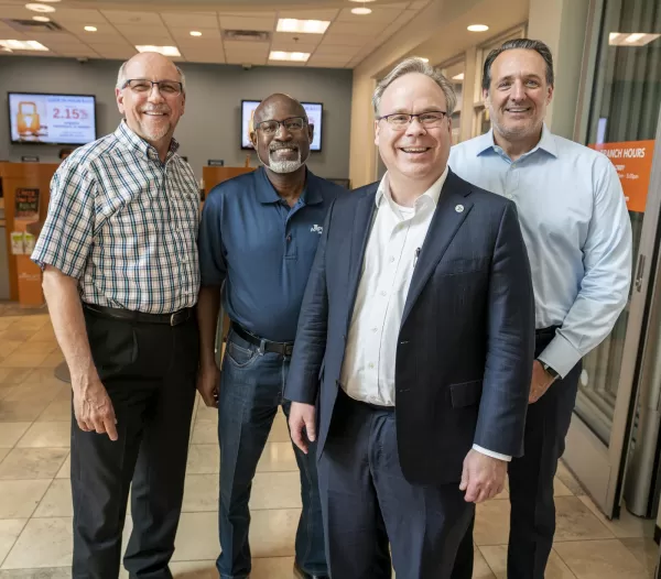 (De izquierda a derecha): Paul Trylko, CEO de Amplify, Willie Everett, Presidente de la mesa directiva de Amplify, Todd Harper, Socio de la NCUA, y Kendall Garrison, vicepresidente ejecutivo entrante de Amplify.
