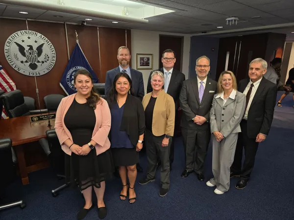 El presidente de la mesa directiva Todd M. Harper y el vicepresidente Kyle S. Hauptman con los socios de la Asociación de Cooperativas de Ahorro y Crédito de Nuevo México